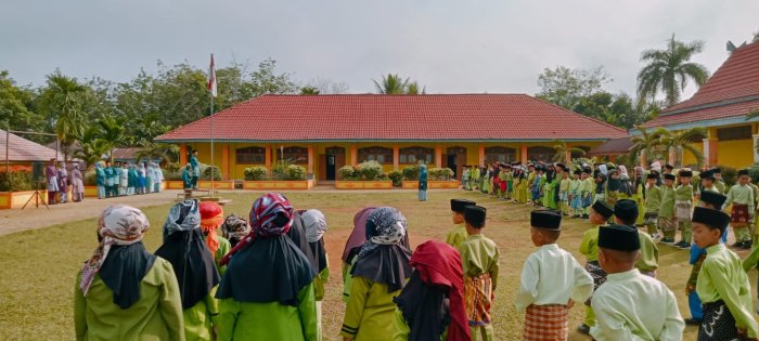 Lagu Budaya Tebo Meriahkan Upacara HUT Kabupaten ke-26 Tahun  di MIN 1 Tebo