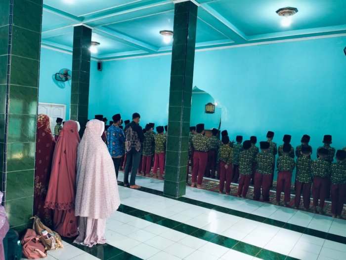 Keluarga MIN 1 Tebo Rutin Gelar Pelaksanaan Sholat Dzuhur Berjamaah di Masjid Area Madrasah Keluarga MIN 1 Tebo Rutin Gelar Pelaksanaan Sholat Dzuhur Berjamaah di Masjid Area Madrasah