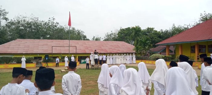 Kepala MIN 1 Tebo Sampaikan Amanat di Upacara Hari Santri Tahun 2025