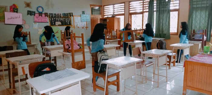Siswa MIN 1 Tebo Bersihkan Ruang Kelas Sambut Pelaksanaan Sumatif Akhir Semester Ganjil