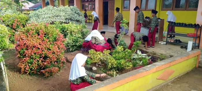 Siswa MIN 1 Tebo Jaga Kebersihan Madrasah Ciptakan Lingkungan Belajar Yang Nyaman