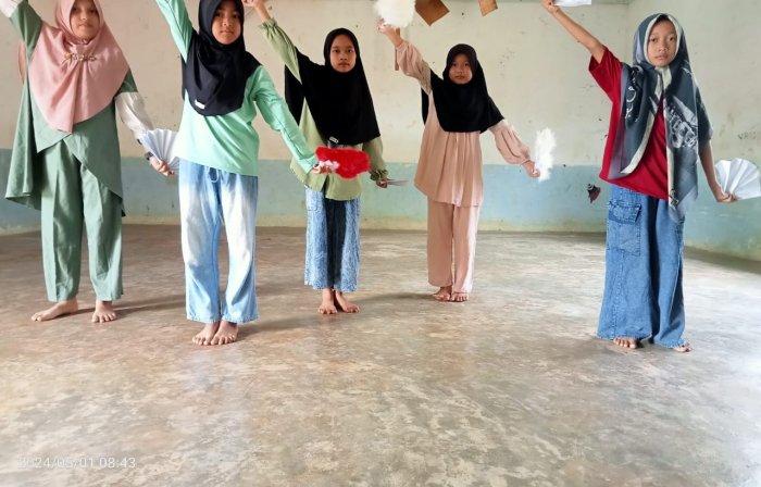 Siswa MIN 1 Tebo Ikuti Latihan Tari Tradisional di Madrasah