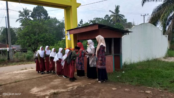 Dewan Guru MIN 1 Tebo Tingkatkan Disiplin Siswa Lewat Pembiasaan Piket Setiap Pagi