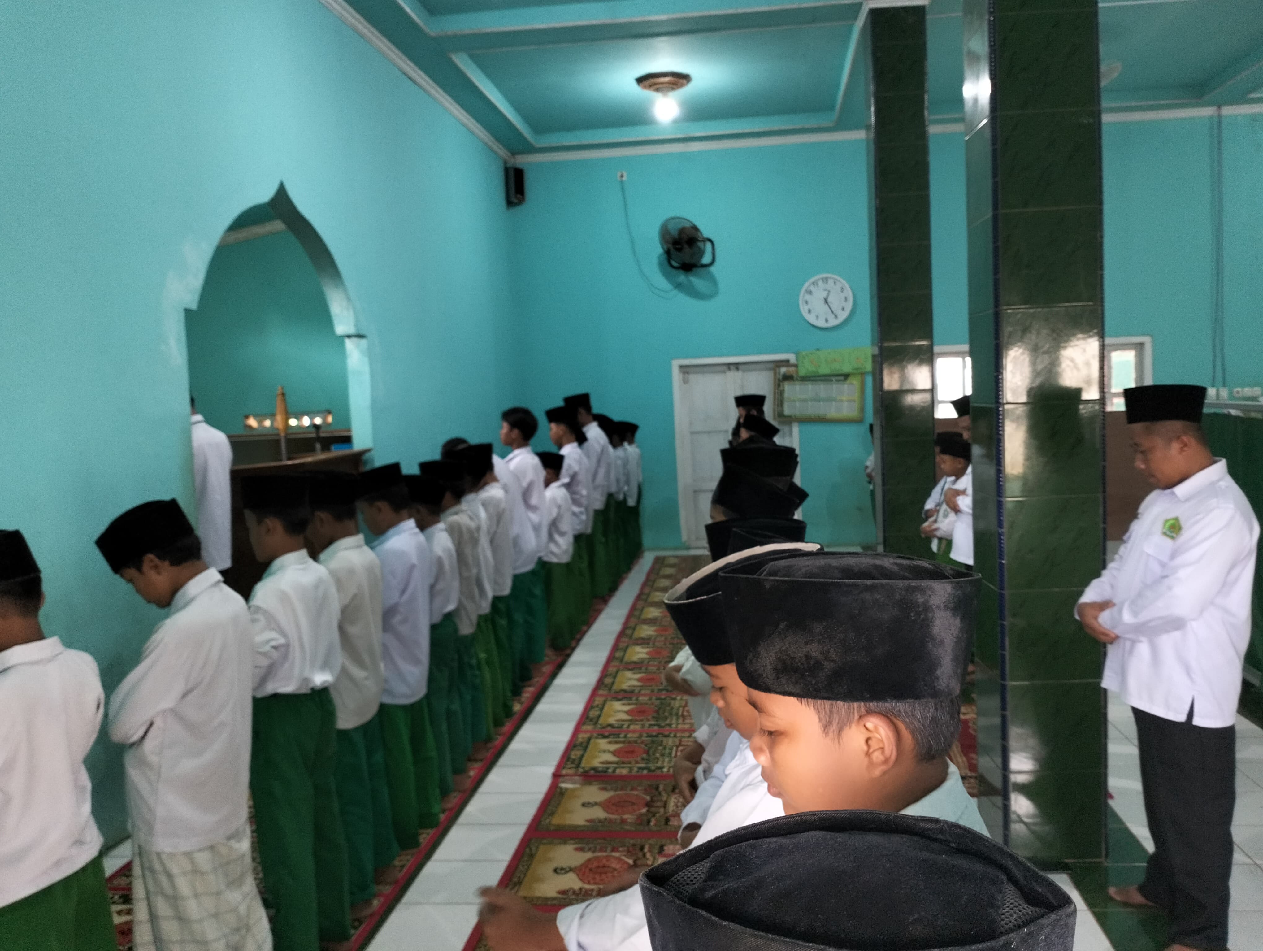 Terapkan Pembiasaan Sholat Berjamaah,,Semoga Menjadi Ladang Pahala