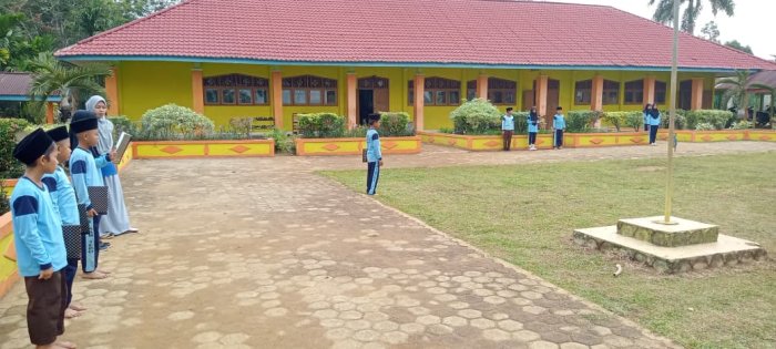 Siswa Kelas 5A MIN 1 Tebo Antusias Latihan Persiapan Diri Sebagai Petugas Upacara