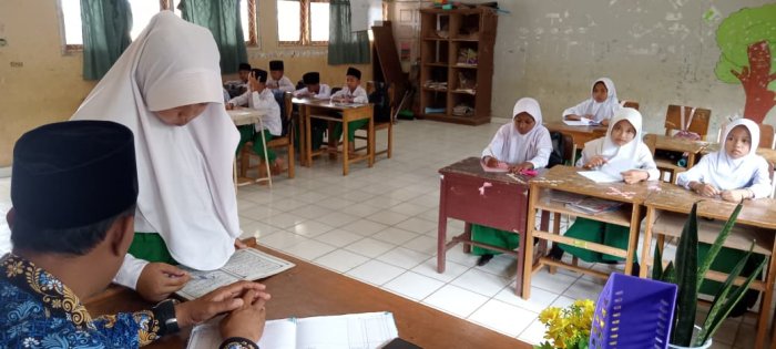 Siswa Kelas Tinggi MIN 1 Tebo Antusias Laksanakan Pembelajaran di Dalam Kelas
