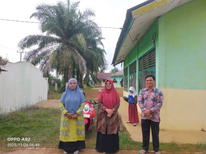 Dewan Guru MIN 1 Tebo Terapkan Piket Pagi Perkuat Disiplin Siswa