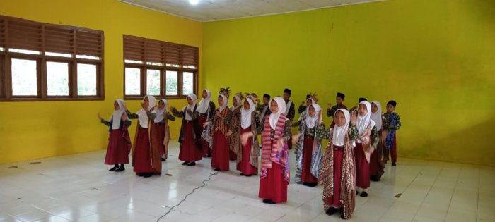 Siswa Kelas 4 MIN 1 Tebo Laksanakan Kegiatan Praktik SBDP Lagu Nasional dan Lagu Daerah