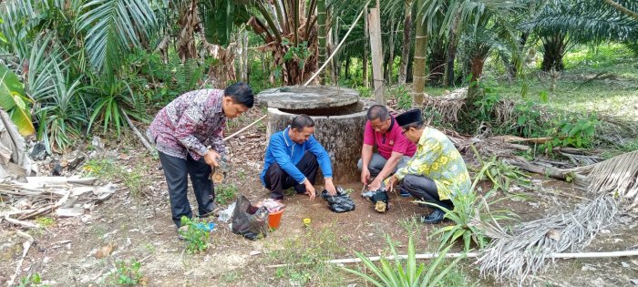 Kepala MIN 1 Tebo Bersama Dewan Guru Perbaiki Fasilitas Air Madrasah