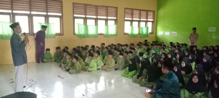 Kepala MIN 1 Tebo Sampaikan Arahan Jelang Upacara HUT Tebo Kepala MIN 1 Tebo Sampaikan Arahan Jelang Upacara HUT Tebo