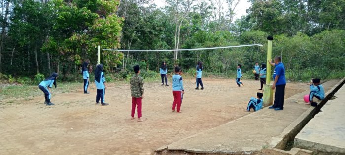 Siswa Kelas 6A MIN 1 Tebo Ikuti Latihan Bola Voli Pada Pelajaran PJOK