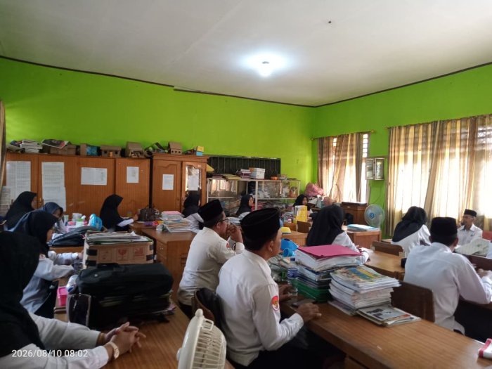 Kepala MIN 1 Tebo Bersama Dewan Guru Gelar Brifing Pagi Bahas Kegiatan Penting di Madrasah Kepala MIN 1 Tebo Bersama Dewan Guru Gelar Brifing Pagi Bahas Kegiatan Penting di Madrasah