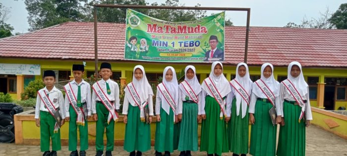Siswa Kelas 6A MIN 1 Tebo Tampil Memukau Pada Pelaksanaan Upacara Bendera di Madrasah Siswa Kelas 6A MIN 1 Tebo Tampil Memukau Pada Pelaksanaan Upacara Bendera di Madrasah