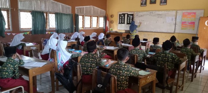 Kelas 3 MIN 1 Tebo Ikuti Pembelajaran Bahasa Indonesia Temukan Kosakata Dalam Puisi