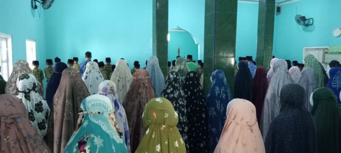 Keluarga Besar MIN 1 Tebo Rutin Laksanakan Pembiasaan Sholat Dzuhur Berjamaah di Masjid