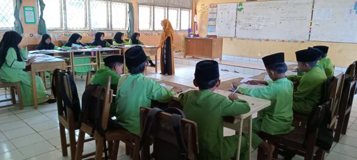 Siswa Kelas Tinggi MIN 1 Tebo Antusias Belajar di Hari Jumat Siswa Kelas Tinggi MIN 1 Tebo Antusias Belajar di Hari Jumat