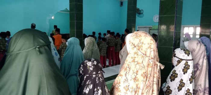 MIN 1 Tebo Rutin Laksanakan Sholat Dzuhur Berjamaah di Masjid