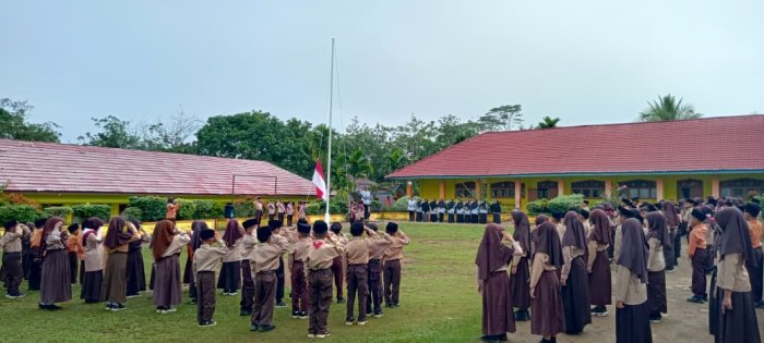 Keluarga Besar MIN 1 Tebo Gelar Upacara Hari Pendidikan Nasional di Madrasah Dengan Penuh Semangat