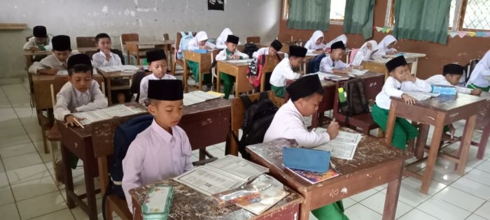 Siswa MIN 1 Tebo Antusias Ikuti Pembelajaran di Kelas Siswa MIN 1 Tebo Antusias Ikuti Pembelajaran di Kelas