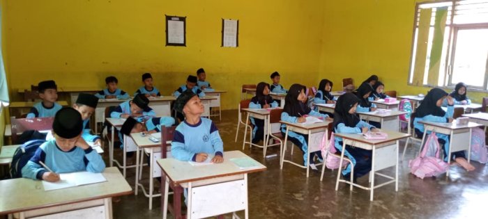 Siswa Kelas Rendah MIN 1 Tebo Tunjukkan Semangat Ikuti Pembelajaran Bersama Wali Kelas