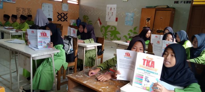 Siswa Kelas VI MIN 1 Tebo Fokus Ikuti Latihan Soal Persiapkan Diri Ikuti TKA Tahun 2026
