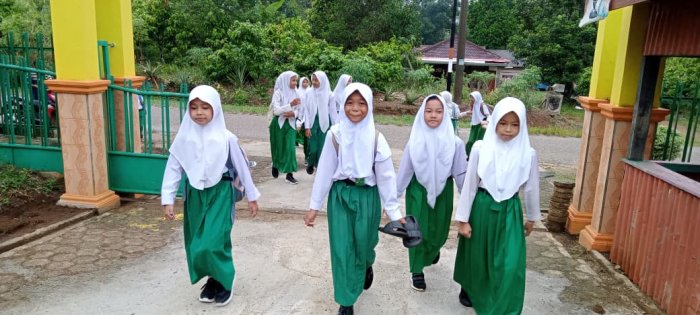 Gerbang MIN 1 Tebo Dibuka, Siswa Antusias Semangat Menuntut Ilmu di Madrasah