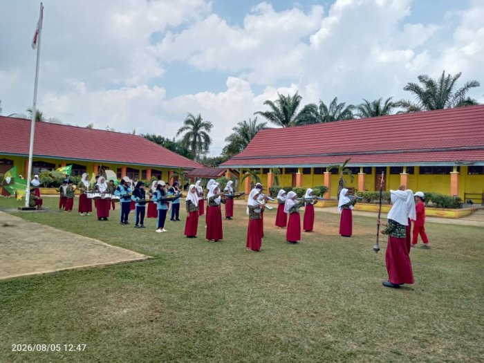 Siswa MIN 1 Tebo Matangkan Persiapkan, Gelar Latihan Drumband Usai KBM Berlangsung Siswa MIN 1 Tebo Matangkan Persiapkan, Gelar Latihan Drumband Usai KBM Berlangsung