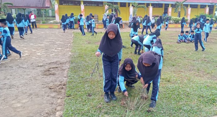 Siswa MIN 1 Tebo Rutin Bersihkan Lingkungan Sebelum Belajar Siswa MIN 1 Tebo Rutin Bersihkan Lingkungan Sebelum Belajar