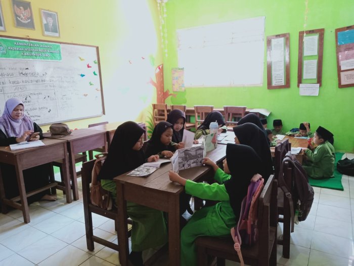 Siswa Kelas IIA MIN 1 Tebo Tingkatkan Literasi Membaca Lewat Kegiatan Belajar di Perpustakaan Siswa Kelas IIA MIN 1 Tebo Tingkatkan Literasi Membaca Lewat Kegiatan Belajar di Perpustakaan