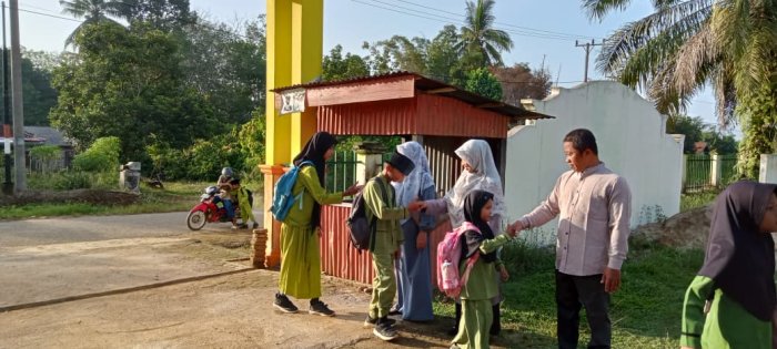 Dewan Guru MIN 1 Tebo Laksanakan Pembiasaan Piket Dengan Semangat Dewan Guru MIN 1 Tebo Laksanakan Pembiasaan Piket Dengan Semangat