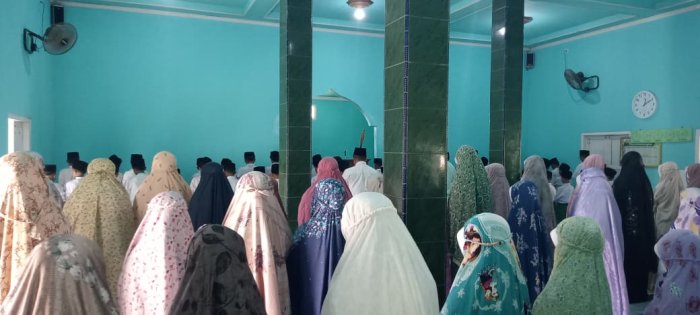 Pembiasaan Sholat Dzuhur Berjamaah Rutin Dilaksanakan Oleh Siswa  MIN 1 Tebo