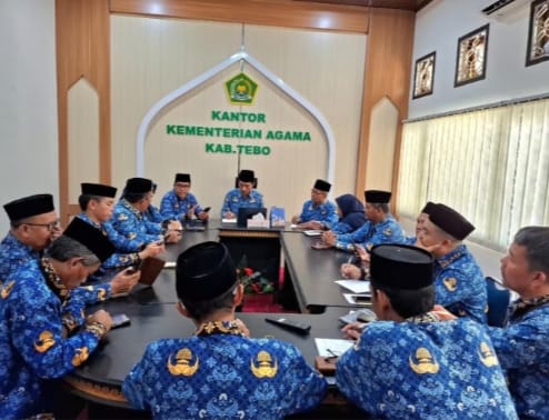 Kepala MIN 1 Tebo Hadiri Rapat Sosialisasi Emis GTK dan Aksioma di Kantor Kemenag Tebo Kepala MIN 1 Tebo Hadiri Rapat Sosialisasi Emis GTK dan Aksioma di Kantor Kemenag Tebo