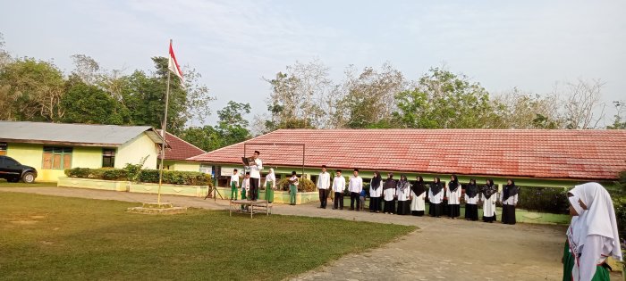 Keluarga Besar MIN 1 Tebo Laksanakan Upacara Bendera Rutin Setiap Hari Senin