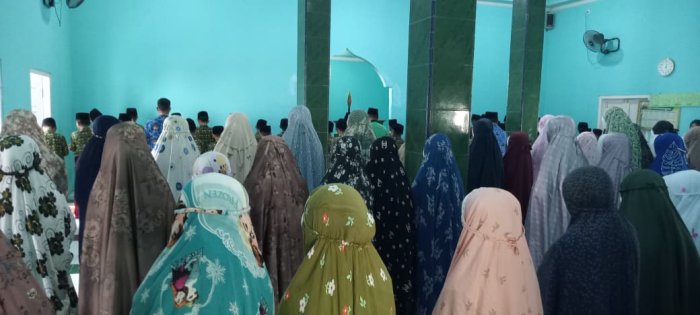 Siswa MIN 1 Tebo Rutin Ikuti Pelaksanaan Sholat Dzuhur Berjamaah di Masjid Area Madrasah