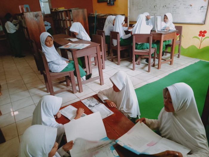 Siswa Kelas 4 MIN 1 Tebo Tunjukkan Sikap Gemar Membaca Laksanakan Cinta Ilmu Didalam Pustaka