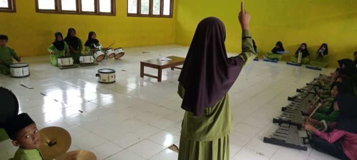 Siswa MIN 1 Tebo Antusias Ikuti Pelaksanaan Latihan Drumband di Aula Madrasah Siswa MIN 1 Tebo Antusias Ikuti Pelaksanaan Latihan Drumband di Aula Madrasah