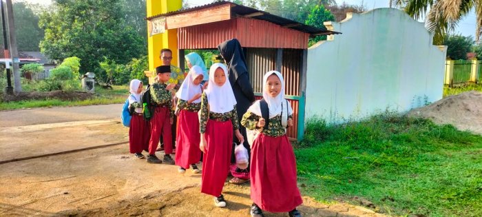 Dewan Guru MIN 1 Tebo Rutin Laksanakan Pembiasaan Piket Pagi Bentuk Disiplin Siswa