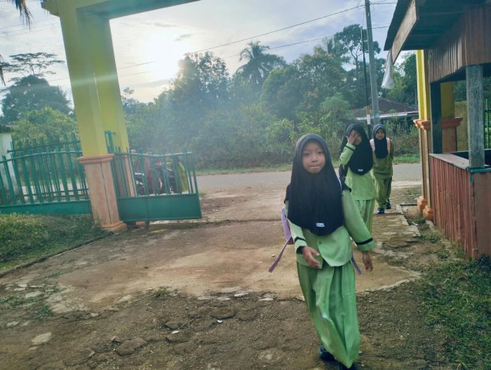 Dewan Guru MIN 1 Tebo Antusias Laksanakan Tugas Piket, Sambut Siswa Perkuat Kedisiplinan Dewan Guru MIN 1 Tebo Antusias Laksanakan Tugas Piket, Sambut Siswa Perkuat Kedisiplinan