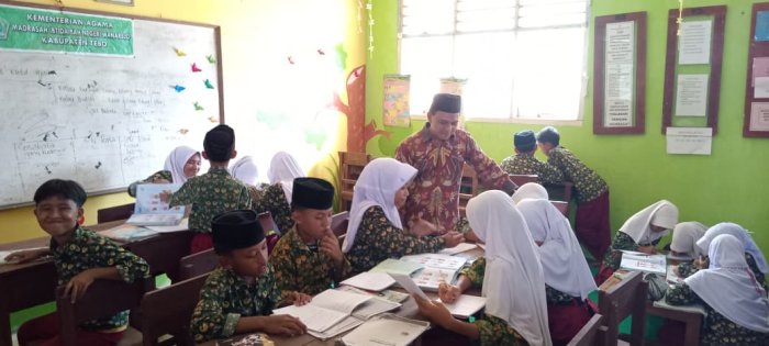 Wali Kelas 6B Ajak Siswa Pelajari Pahlawan Nasional di Perpustakaan Wali Kelas 6B Ajak Siswa Pelajari Pahlawan Nasional di Perpustakaan