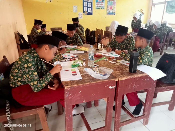 Siswa Kelas V MIN 1 Tebo Pelajari SBDP, Kenali Berbagai Jenis Warna Bersama Guru Seni Siswa Kelas V MIN 1 Tebo Pelajari SBDP, Kenali Berbagai Jenis Warna Bersama Guru Seni