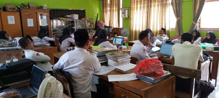 Kepala MIN 1 Tebo Gelar Brifing Bersama Dewan Guru dan Staf Madrasah Bahas Persiapan FKKM di Madrasah Kepala MIN 1 Tebo Gelar Brifing Bersama Dewan Guru dan Staf Madrasah Bahas Persiapan FKKM di Madrasah