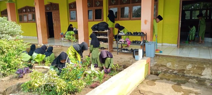 Siswa MIN 1 Tebo Ukir Semangat Jaga Kebersihan Lingkungan Sebelum KBM di Laksanakan
