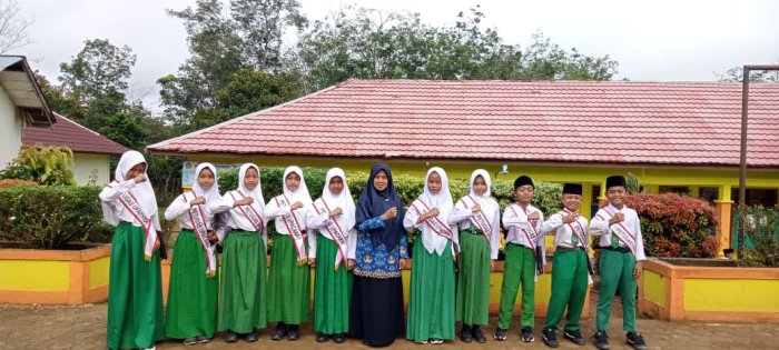 Siswa Kelas 6A MIN 1 Tebo Sukses Laksanakan Tugas Upacara di Hari Senin