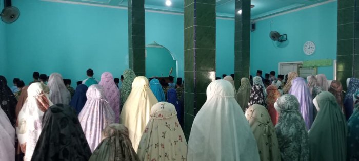 Siswa MIN 1 Tebo Rutin Terapkan Pembiasaan Sholat Dzuhur Berjamaah di Masjid