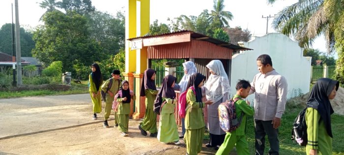 Dewan Guru MIN 1 Tebo Laksanakan Kegiatan Sambut Siswa Setiap Pagi