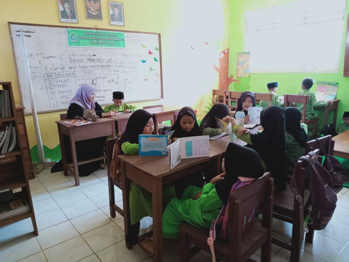 Siswa Kelas 2A MIN 1 Tebo Tingkatkan Literasi di Perpustakaan Madrasah Bersama Wali Kelas
