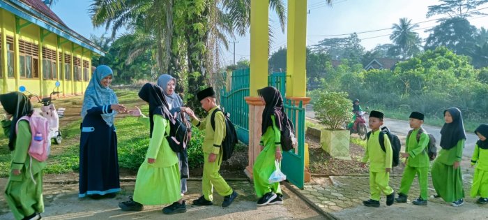 Dewan Guru MIN 1 Tebo Laksanakan Piket Sambut Siswa di Hari Yang Penuh Berkah