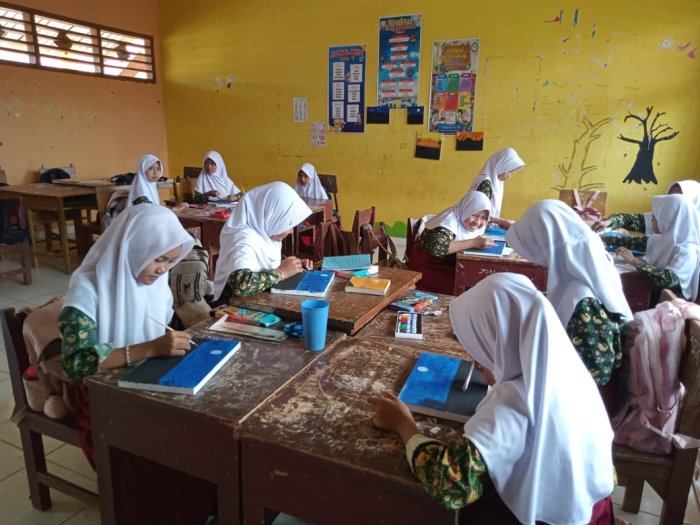 Siswa Kelas V MIN 1 Tebo Ikuti Pelajaran Seni Budaya, Belajar Melukis di Atas Kanvas Dengan Antusias Siswa Kelas V MIN 1 Tebo Ikuti Pelajaran Seni Budaya, Belajar Melukis di Atas Kanvas Dengan Antusias