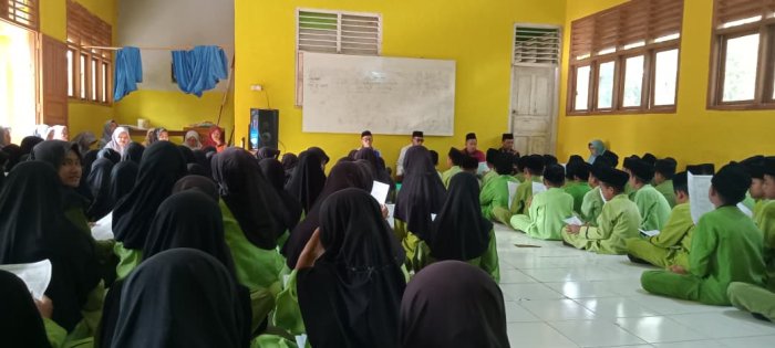 Dewan Guru MIN 1 Tebo Aktif Pandu Siswa Dalam Pembiasaan Hari Jumat