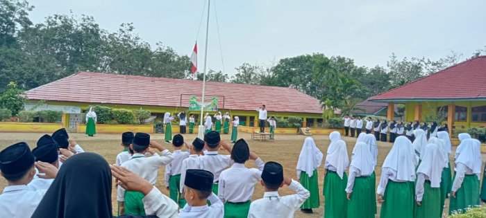 Keluarga Besar MIN 1 Tebo Antusias Laksanakan Upacara Bendera, Tumbuhkan Kedisiplinan di Lingkungan Madrasah Keluarga Besar MIN 1 Tebo Antusias Laksanakan Upacara Bendera, Tumbuhkan Kedisiplinan di Lingkungan Madrasah